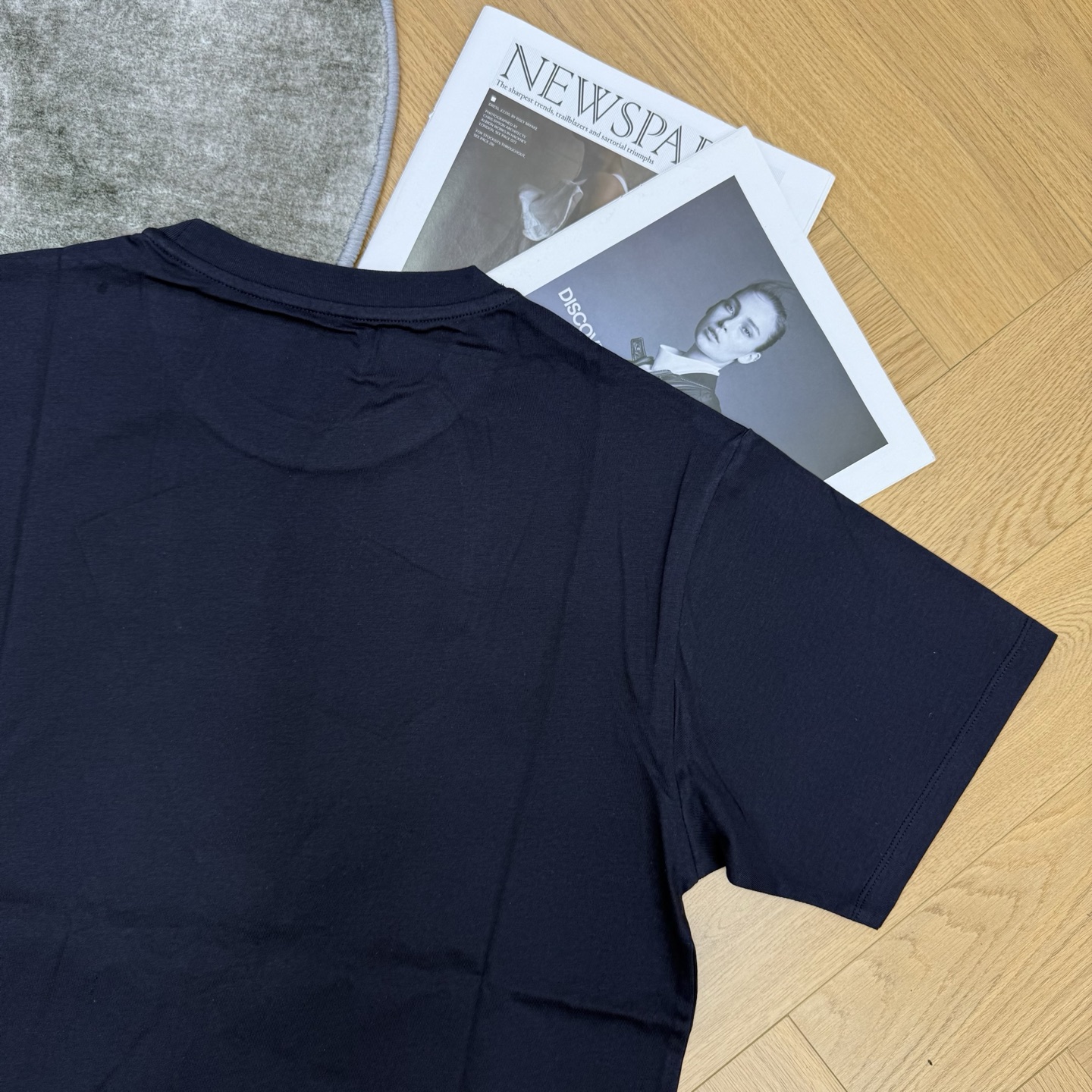 D家 26夏季新款 圆领刺绣短袖T恤 精选软糯纯棉面料 亲肤透气 夏日穿着自在舒适 胸前椭圆形艺术刺绣l