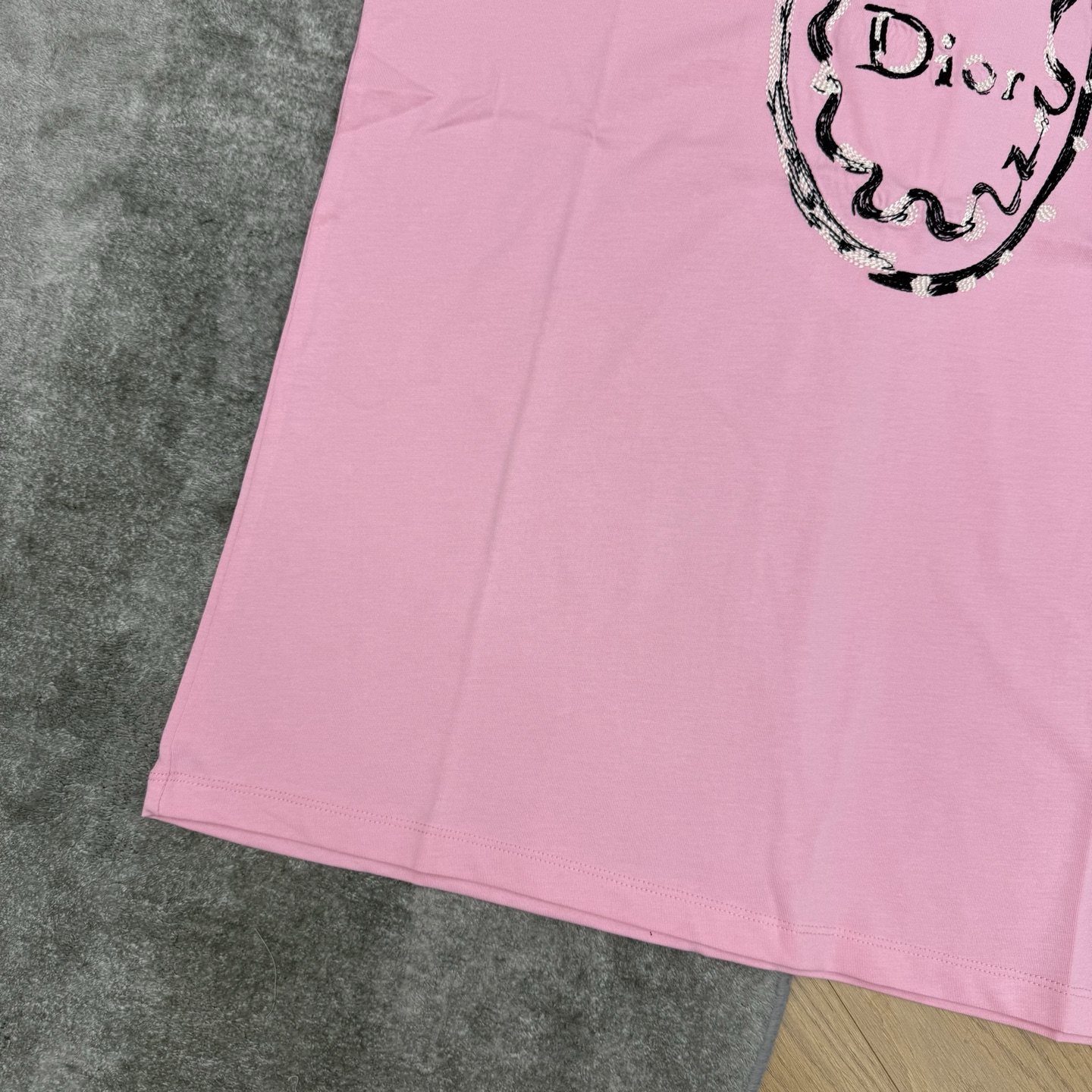 D家 26夏季新款 圆领刺绣短袖T恤 精选软糯纯棉面料 亲肤透气 夏日穿着自在舒适 胸前椭圆形艺术刺绣l