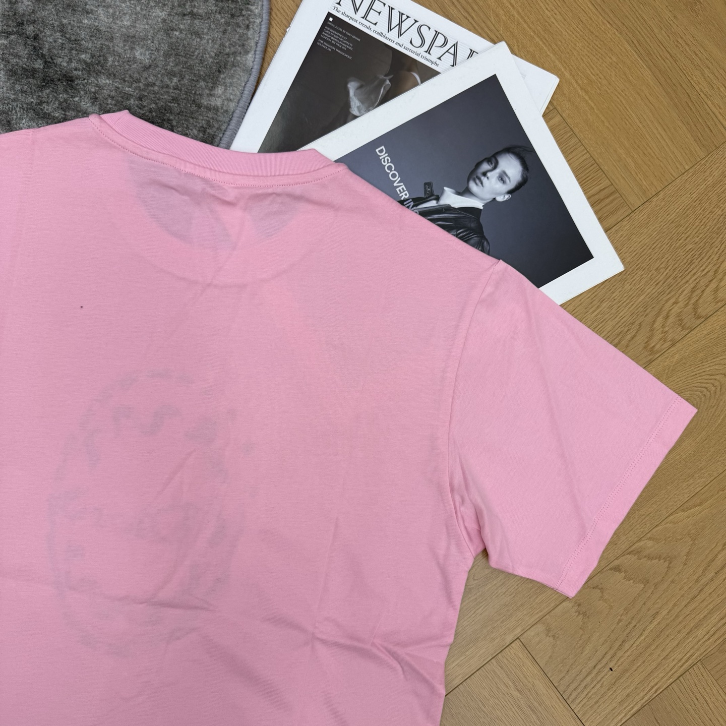 D家 26夏季新款 圆领刺绣短袖T恤 精选软糯纯棉面料 亲肤透气 夏日穿着自在舒适 胸前椭圆形艺术刺绣l