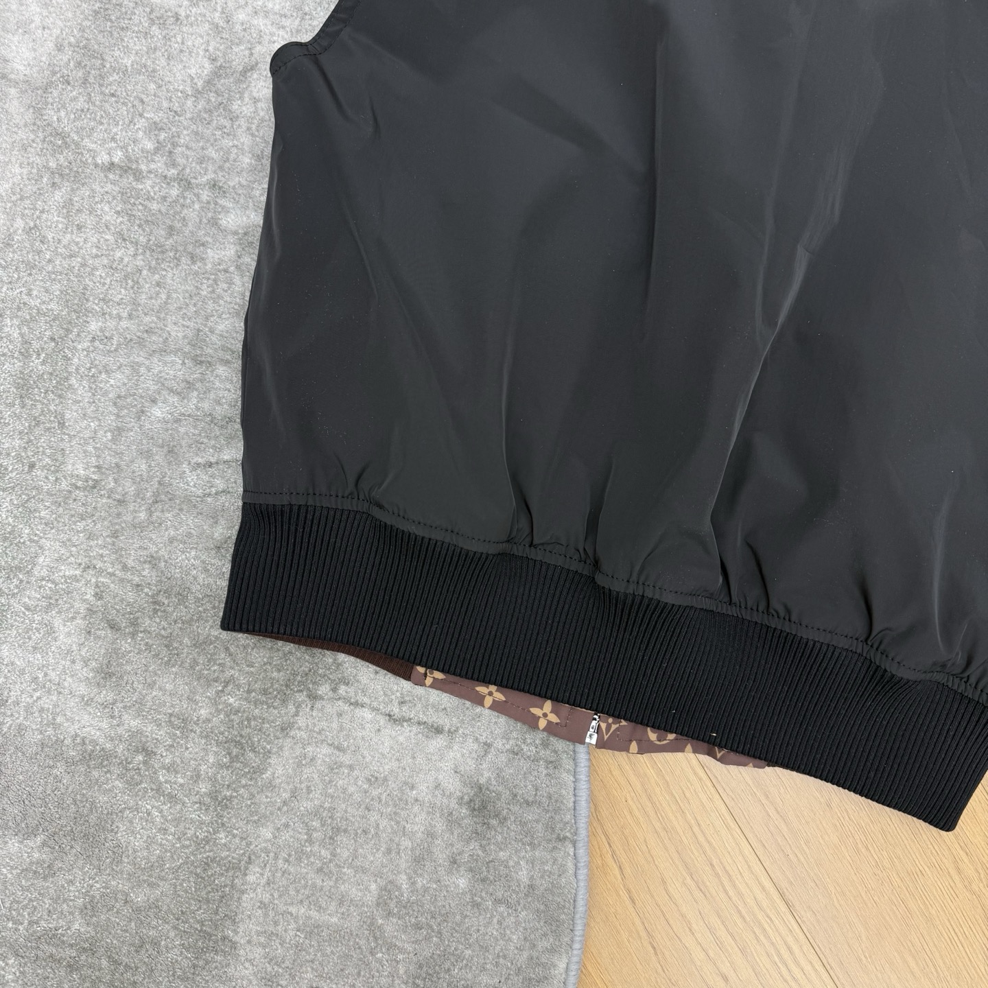 L家 26夏季新款 双面穿立领马甲，甄选顺滑抗皱轻薄面料，上身轻盈无束缚，双面设计两种风格自由切换，黑色