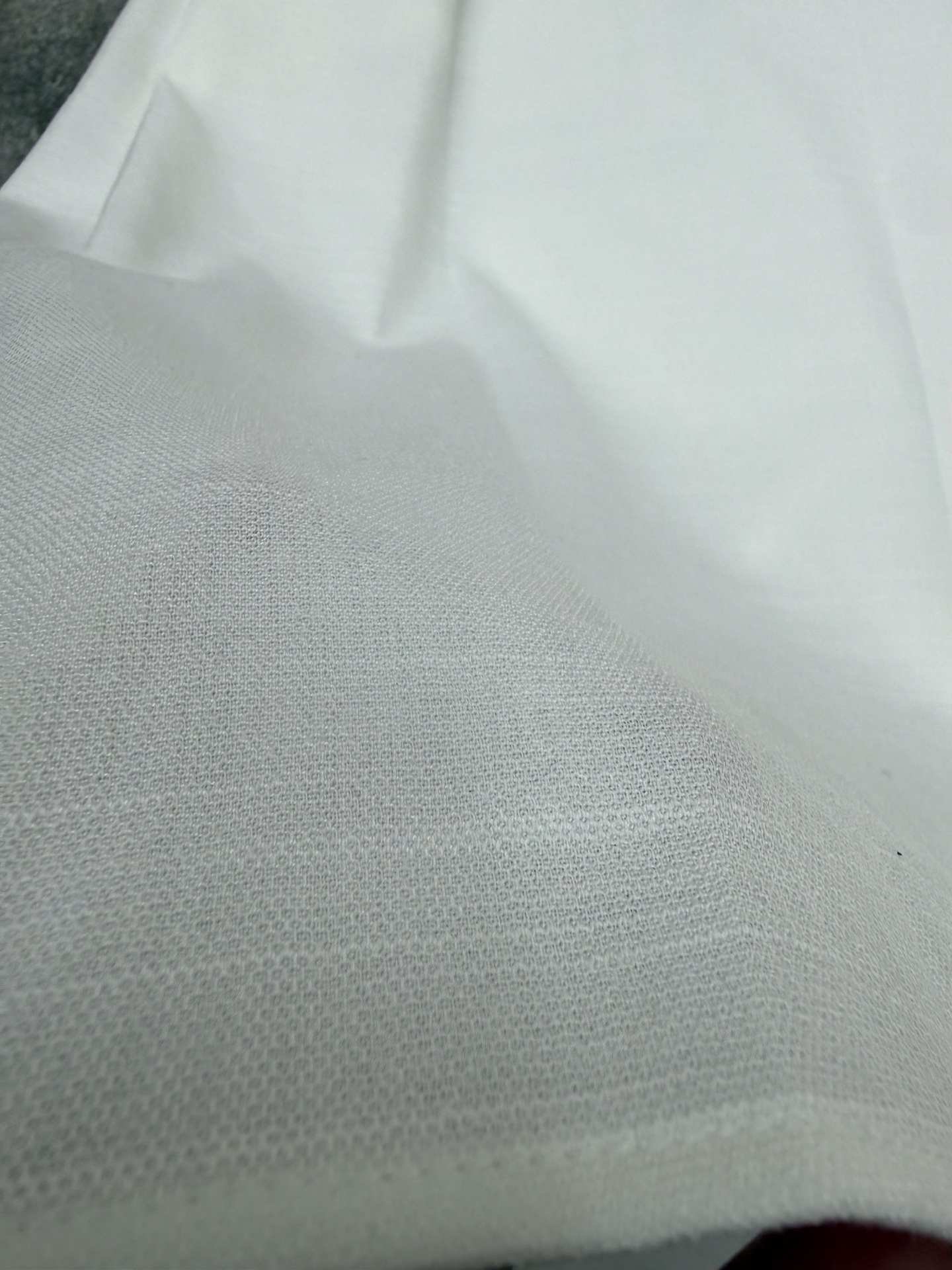 H家 26夏季新款 手绘无袖收腰连衣裙 纯白底搭配写意黑色线条印花 创意十足充满高级艺术感 翻领 视觉层
