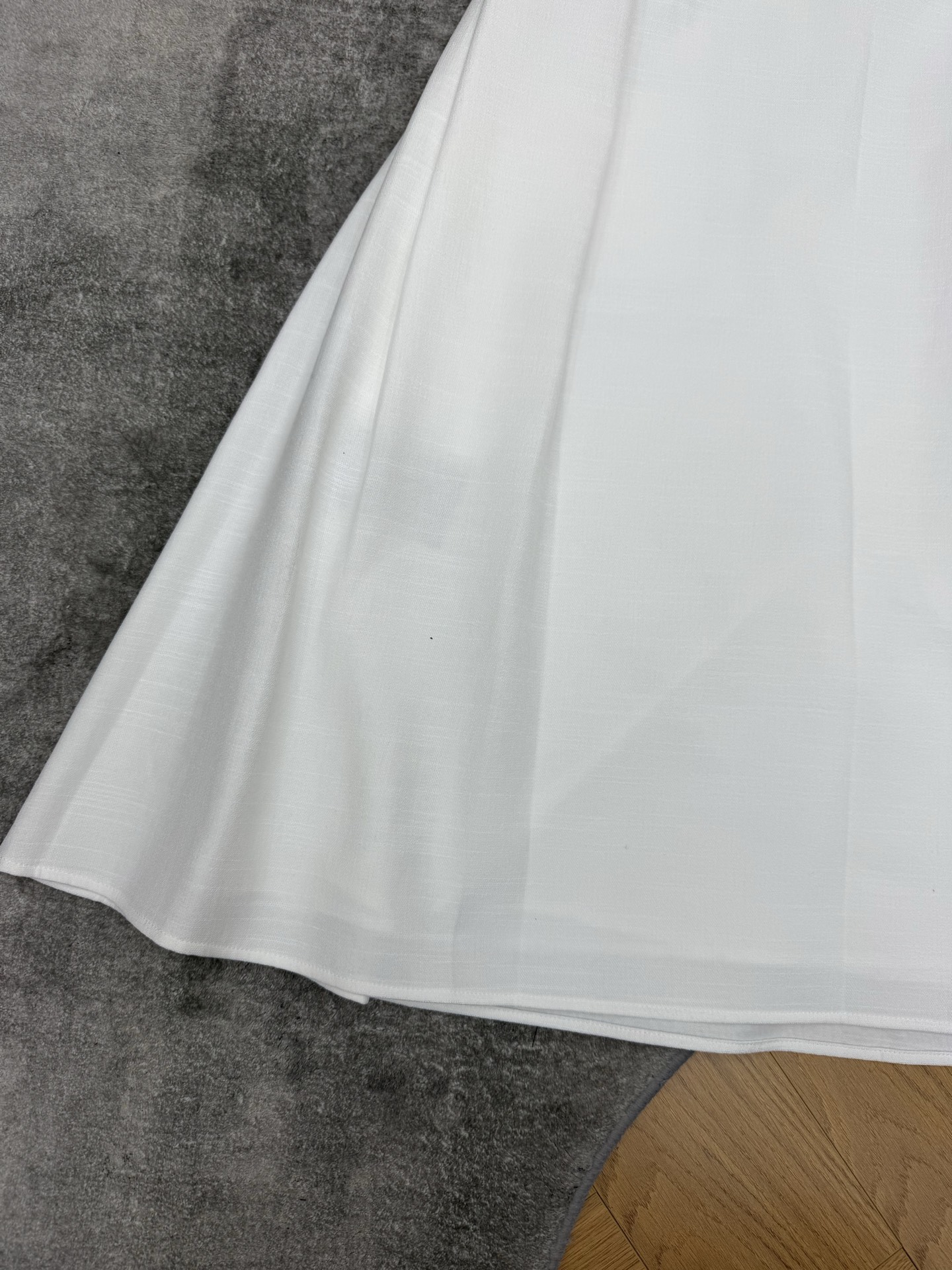 H家 26夏季新款 手绘无袖收腰连衣裙 纯白底搭配写意黑色线条印花 创意十足充满高级艺术感 翻领 视觉层