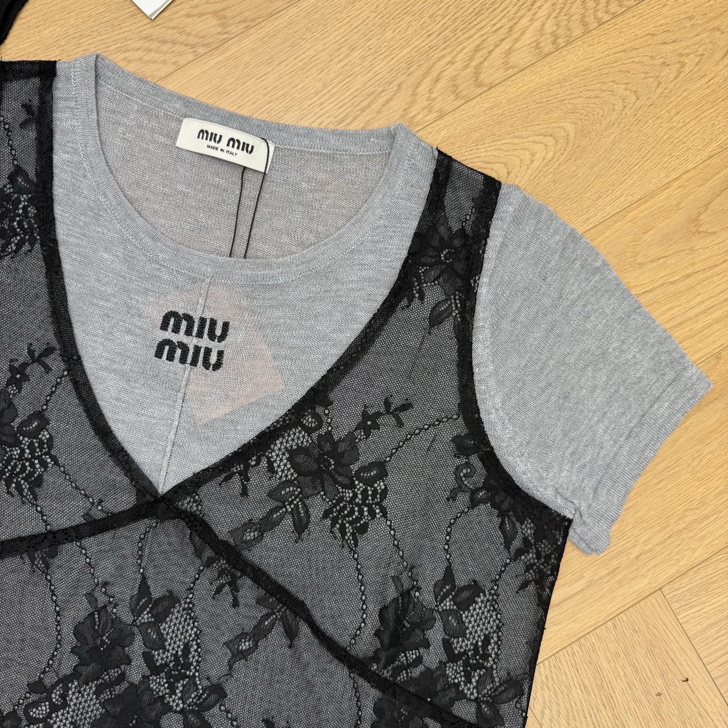 Miu家 26夏季新款 蕾丝假两件套上衣，面料软糯亲肤纯棉面料，透气舒适不闷汗，拼接V领花卉蕾丝马甲，精