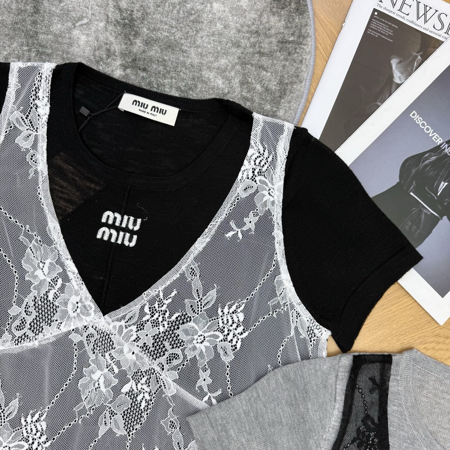 Miu家 26夏季新款 蕾丝假两件套上衣，面料软糯亲肤纯棉面料，透气舒适不闷汗，拼接V领花卉蕾丝马甲，精