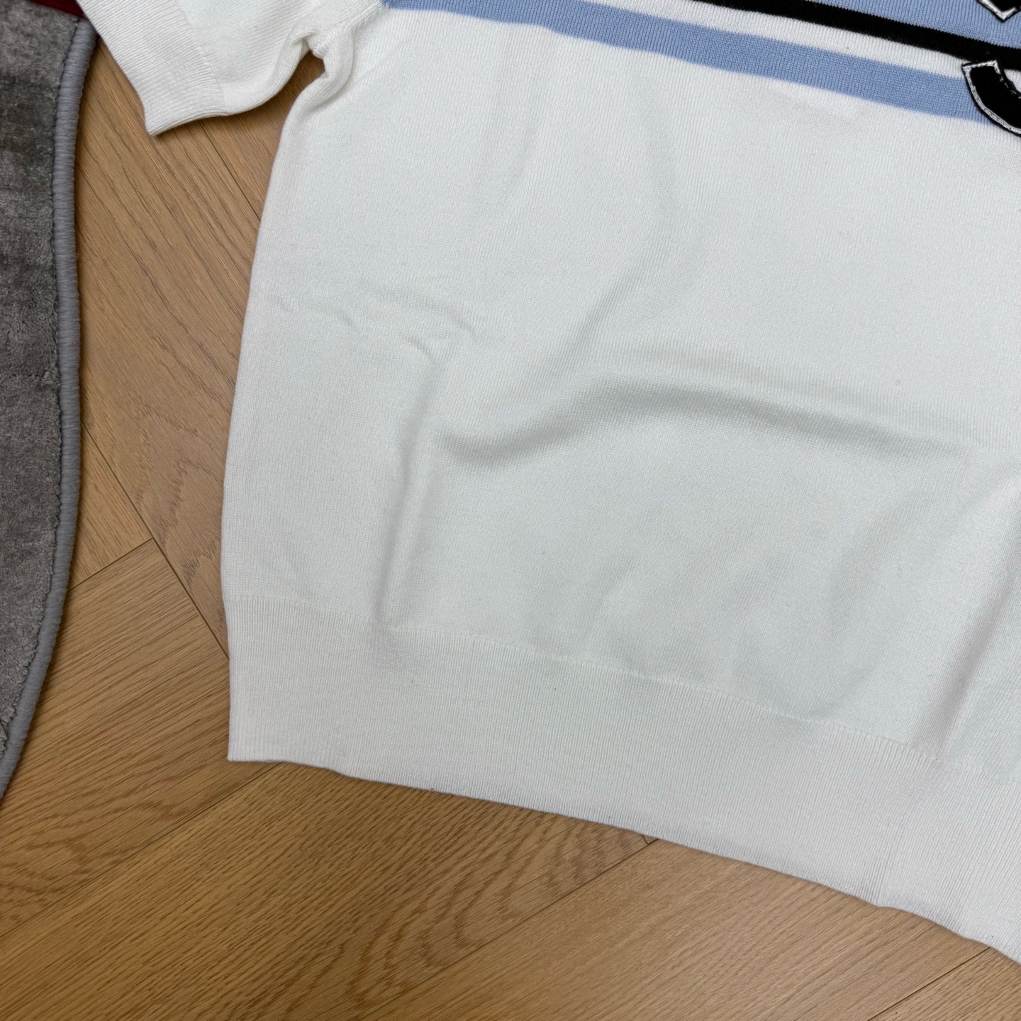 小香家 26夏季新款 双C条纹圆领针织短袖，面料轻薄软糯，透气不闷肤，夏季单穿无负担，经典撞色横条纹横贯