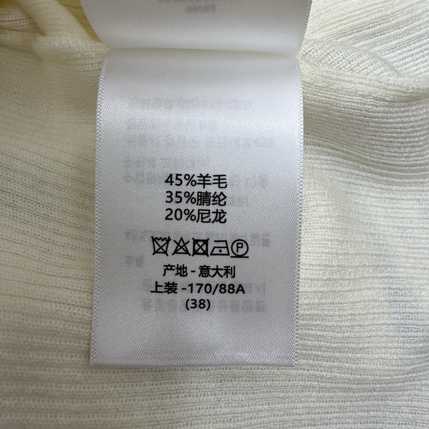 D家 26夏季新款 撞色包边蜜蜂刺绣针织背心，高弹竖坑条针织面料，弹力贴合身形，柔软透气不闷汗，圆领撞色