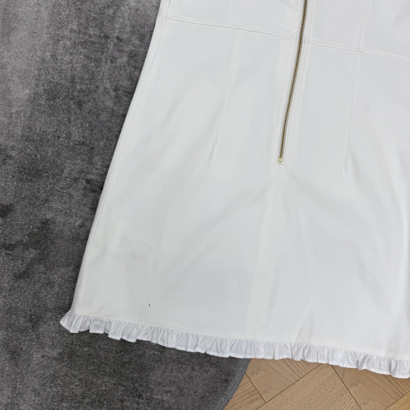 L家 26夏季新款 白色无袖连衣裙 采用高品质棉质面料 简约圆领利落大方 后侧暗扣穿脱便捷 双贴袋搭配金