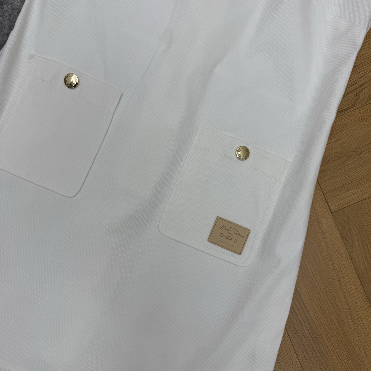 L家 26夏季新款 白色无袖连衣裙 采用高品质棉质面料 简约圆领利落大方 后侧暗扣穿脱便捷 双贴袋搭配金