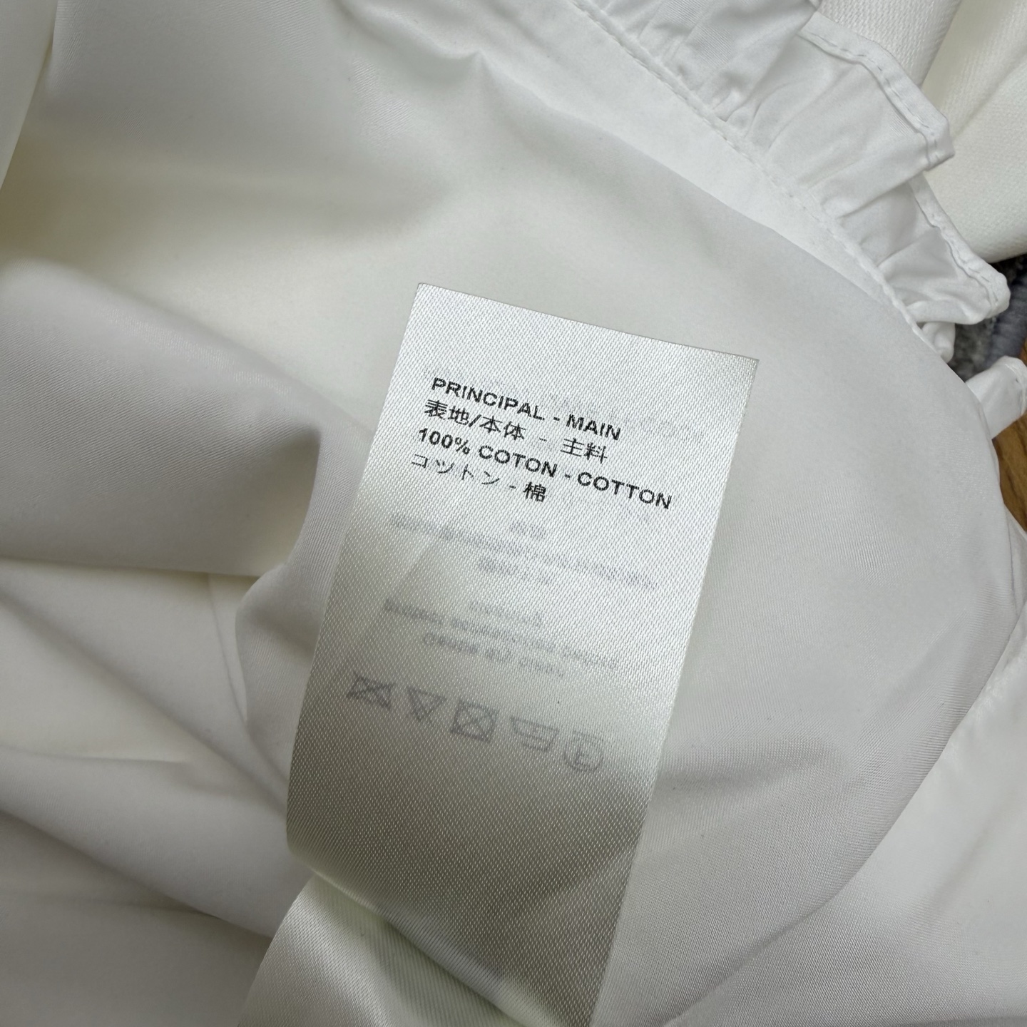 L家 26夏季新款 白色无袖连衣裙 采用高品质棉质面料 简约圆领利落大方 后侧暗扣穿脱便捷 双贴袋搭配金