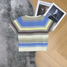 Miu家 26夏季新款 复古条纹方领针织短袖,复古油画感撞色条纹,多色层次拼接,自带90年代美式复古氛围 Miu家 26夏季新款 复古条纹方领针织短袖,复古油画感撞色条纹,多色层次拼接,自带90年代美式复古氛围