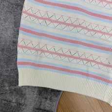 Miu家 26夏季新款 彩色条纹Polo针织背心 轻薄透气针织面料,柔软镂空肌理,清爽不闷肤,适配春夏叠 Miu家 26夏季新款 彩色条纹Polo针织背心 轻薄透气针织面料,柔软镂空肌理,清爽不闷肤,适配春夏叠