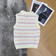 Miu家 26夏季新款 彩色条纹Polo针织背心 轻薄透气针织面料,柔软镂空肌理,清爽不闷肤,适配春夏叠 Miu家 26夏季新款 彩色条纹Polo针织背心 轻薄透气针织面料,柔软镂空肌理,清爽不闷肤,适配春夏叠