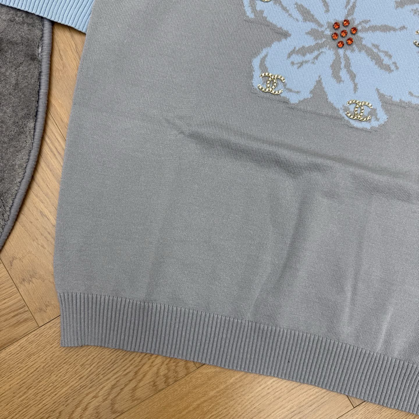 小香家 26夏季新款 山茶花刺绣短袖针织衫 细腻冰丝针织面料，柔软亲肤透气，夏日穿着清爽不闷，垂坠感佳不