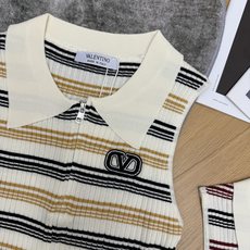 V家 26夏季新款 翻领条纹无袖针织马甲 竖坑条针织面料,软糯弹力亲肤,透气不闷身,肌理修身显瘦,撞色多 V家 26夏季新款 翻领条纹无袖针织马甲 竖坑条针织面料,软糯弹力亲肤,透气不闷身,肌理修身显瘦,撞色多