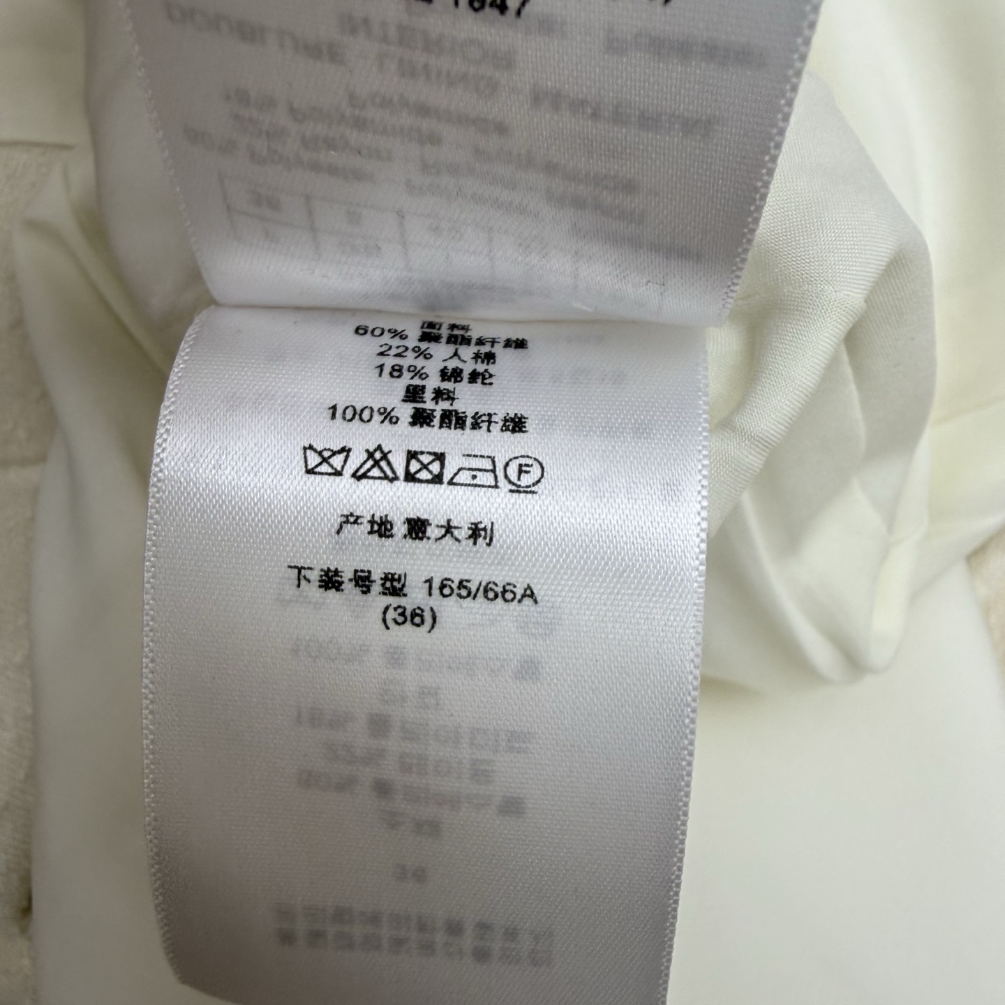 D家 26夏季新款 高腰半身短裙 前排复古金色圆扣精致大气 肌理粗花呢面料扎实有质感 高腰剪裁收拢腰身 