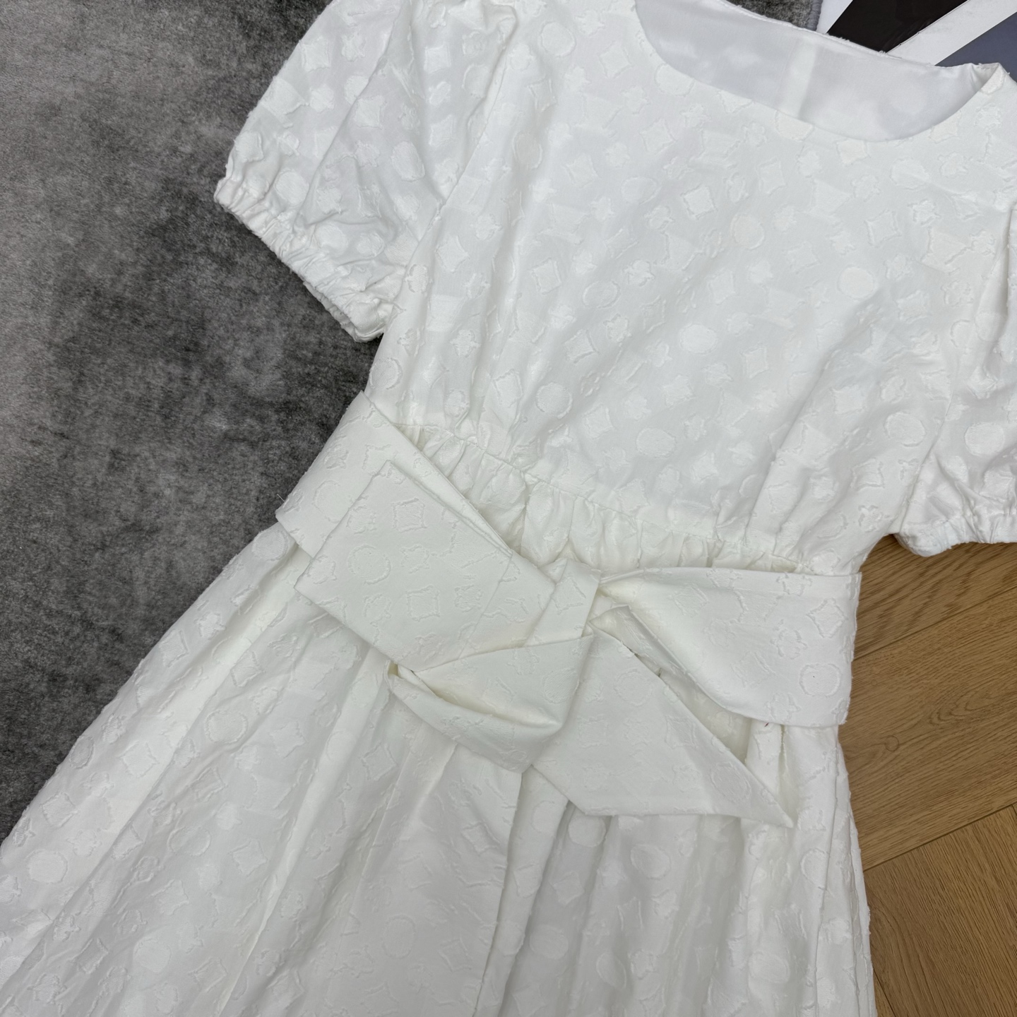 L家 26夏季新款 白色提花连衣裙 采用棉质面料 提花肌理精致耐看 圆领搭配温柔短袖 泡泡袖柔和修饰肩线