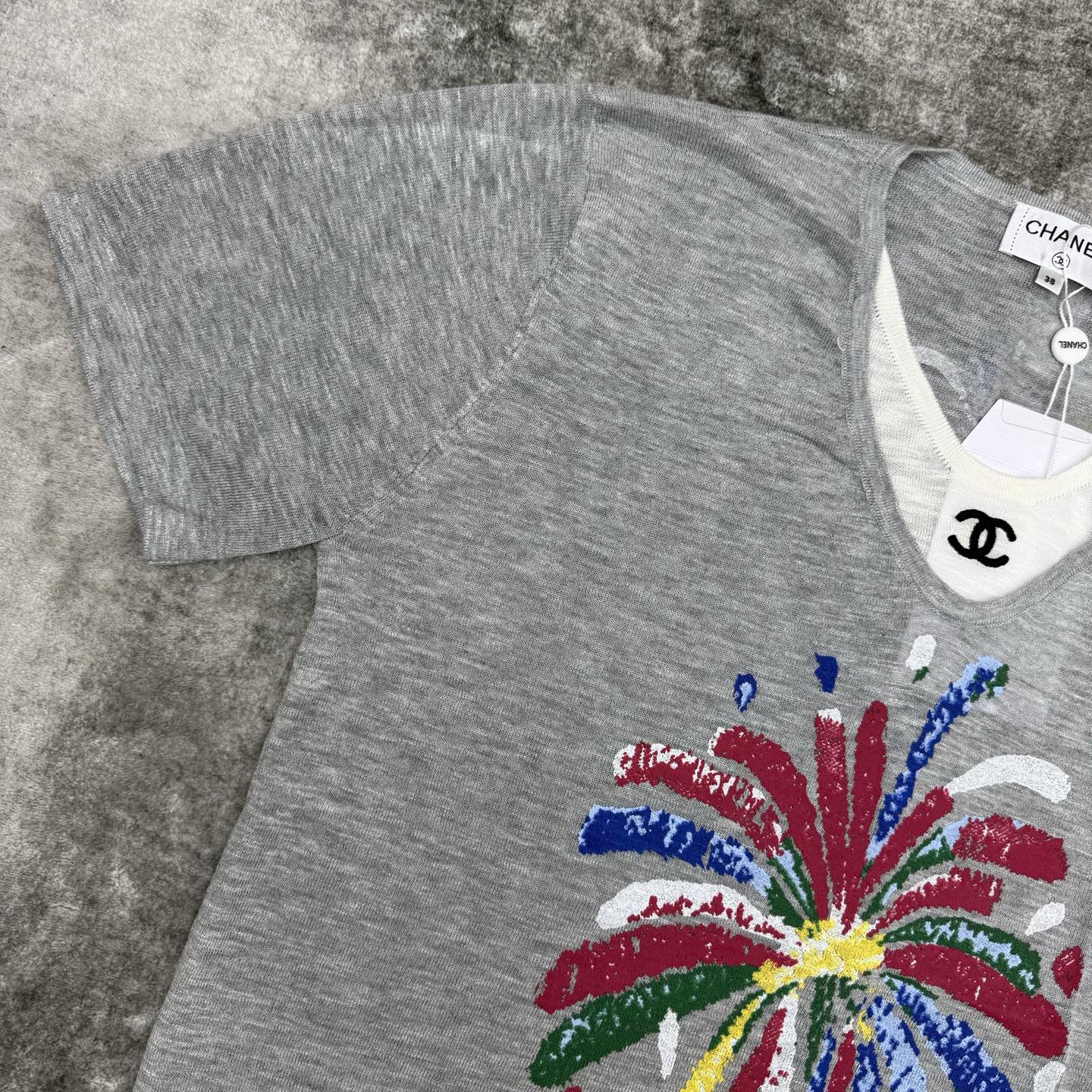 小香家 26夏季新款 烟花针织短袖，灰调底色自带高级感✨轻薄透气针织面料，细腻柔软，夏日单穿不闷汗，设计