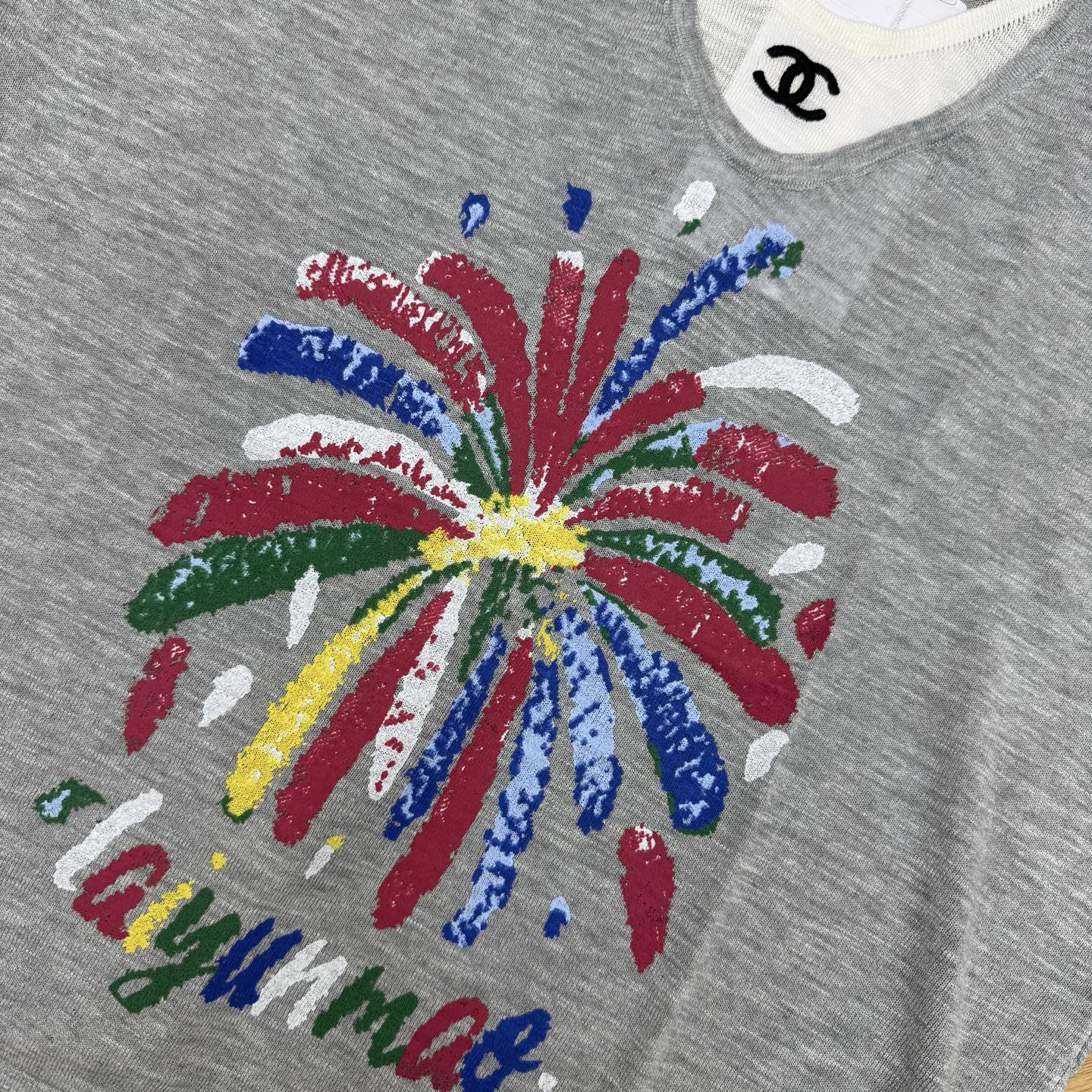 小香家 26夏季新款 烟花针织短袖，灰调底色自带高级感✨轻薄透气针织面料，细腻柔软，夏日单穿不闷汗，设计