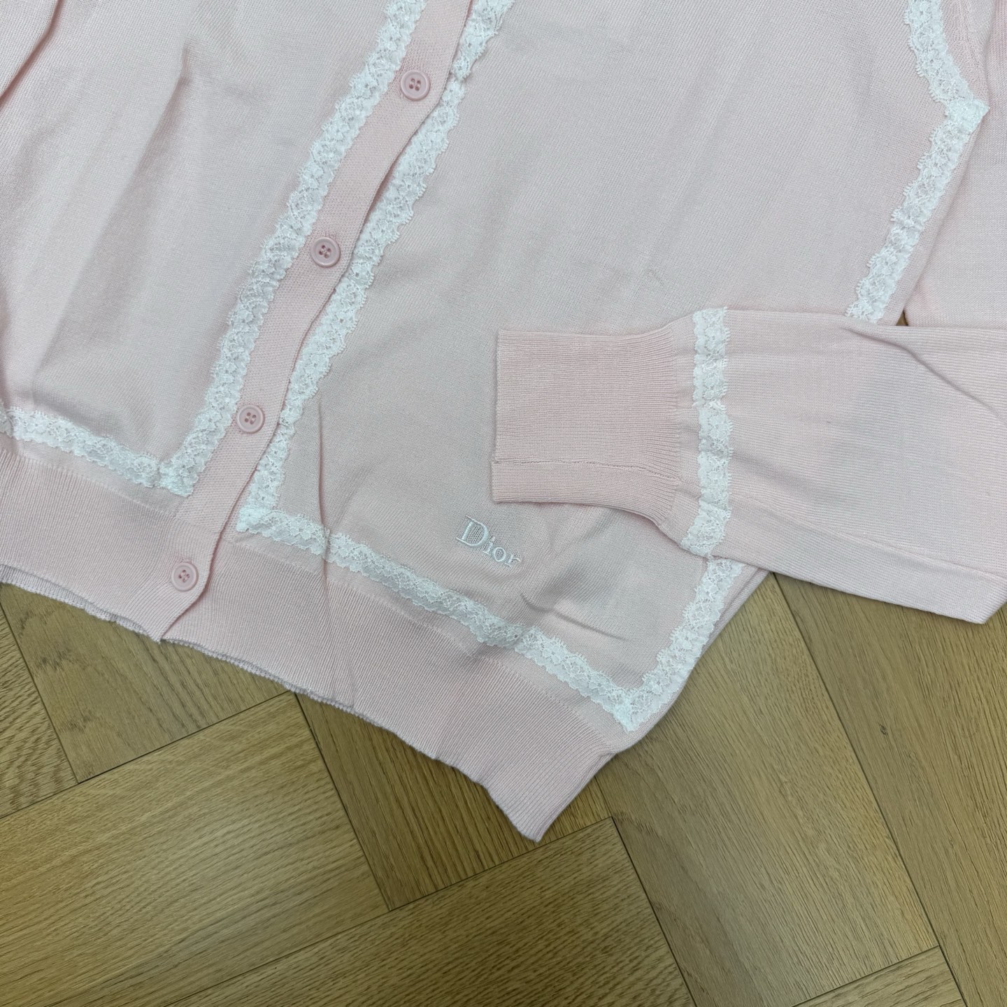 D家 26春夏新款 撞色蕾丝花边针织开衫，细腻精梳针织面料，软糯亲肤，轻薄透气，春夏做防晒、秋冬内搭都合