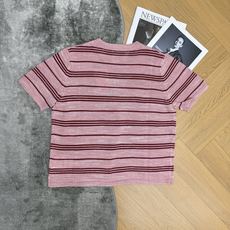 Miu家 26夏季新款 粉色条纹针织短袖,轻薄细针织面料,透气清爽,夏日单穿完全不闷,触感软糯亲肤,粉底 Miu家 26夏季新款 粉色条纹针织短袖,轻薄细针织面料,透气清爽,夏日单穿完全不闷,触感软糯亲肤,粉底