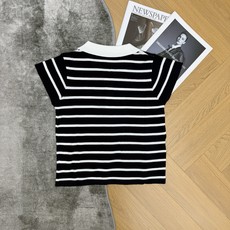 小香家 26夏季新款 经典黑白条纹Polo针织短袖,细腻透气针织面料,轻薄顺滑,夏日上身清爽不闷,亲肤无 小香家 26夏季新款 经典黑白条纹Polo针织短袖,细腻透气针织面料,轻薄顺滑,夏日上身清爽不闷,亲肤无