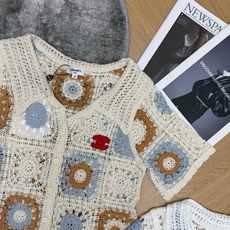 小香家 26夏季新款 手工钩花镂空短款开衫,整块手拼接钩织面料,镂空透气设计,夏天防晒不闷汗,轻盈软糯, 小香家 26夏季新款 手工钩花镂空短款开衫,整块手拼接钩织面料,镂空透气设计,夏天防晒不闷汗,轻盈软糯,