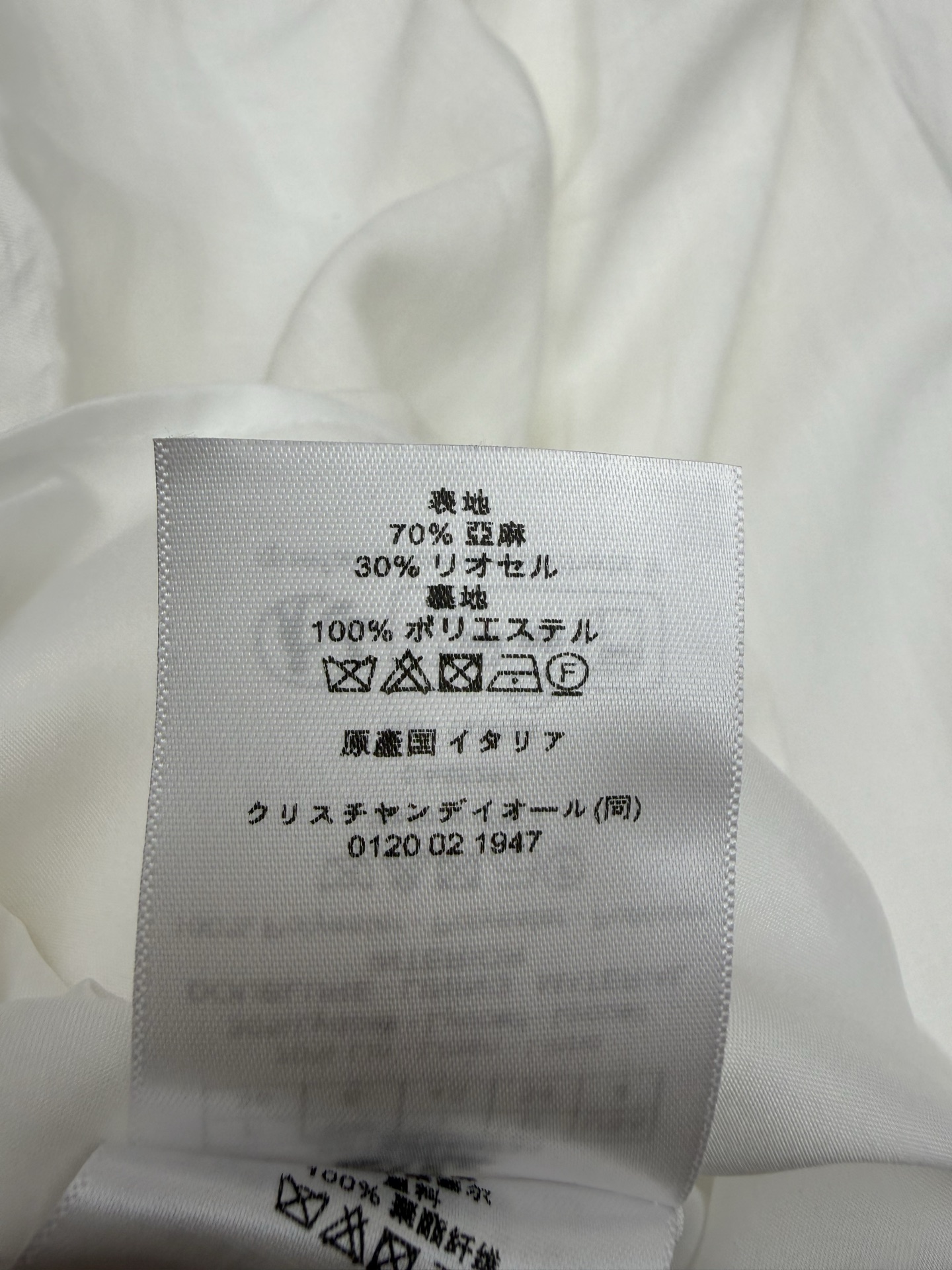 D家 26早秋新款 YB白色无袖立领连衣裙 采用亚麻混纺面料 简约中式小立领精致利落 前襟纽扣低调大气 
