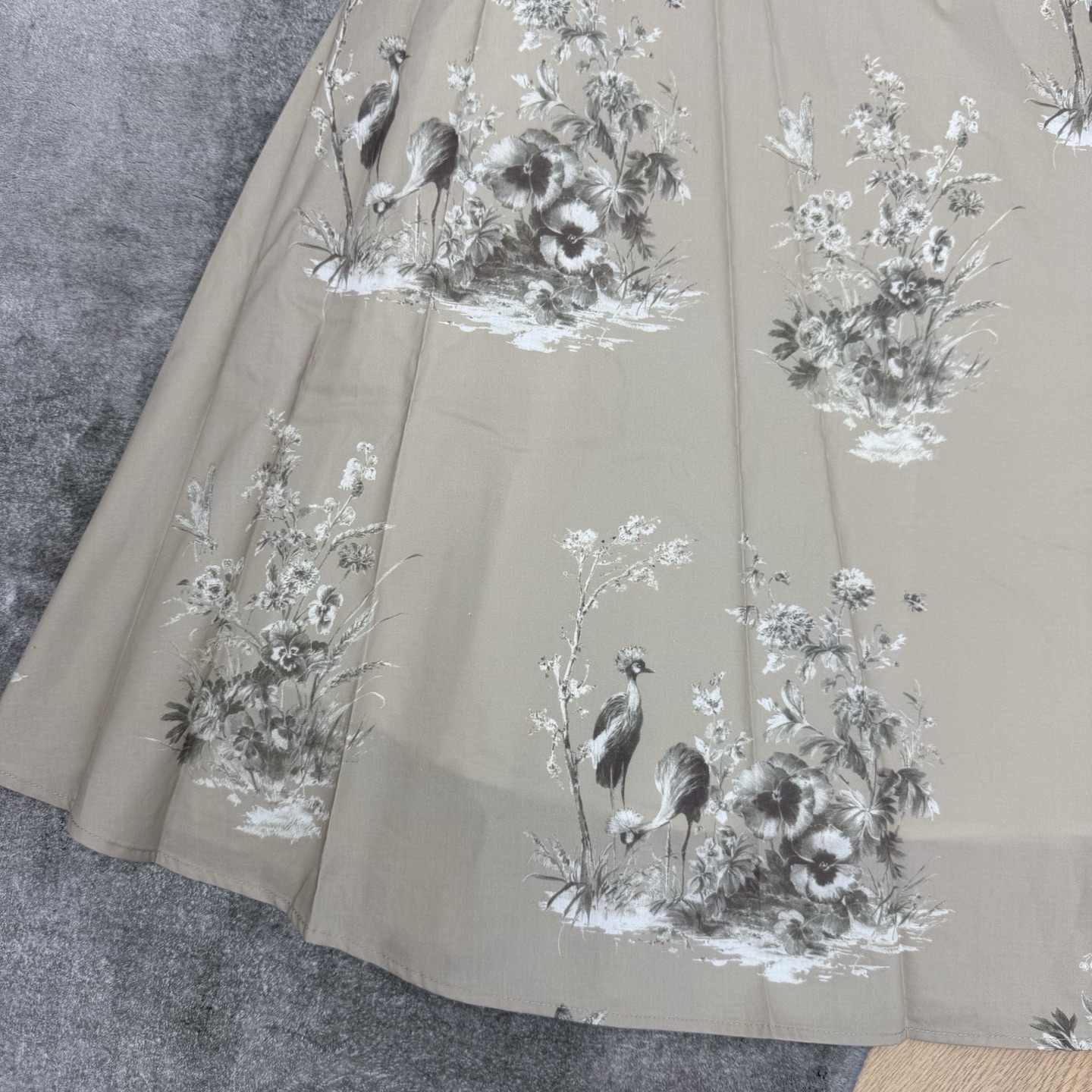 D家 26早秋新款 YB高腰印花半裙 采用棉质面料 轻薄透气 底色搭配雅致花鸟印花 复古韵味十足 腰部自