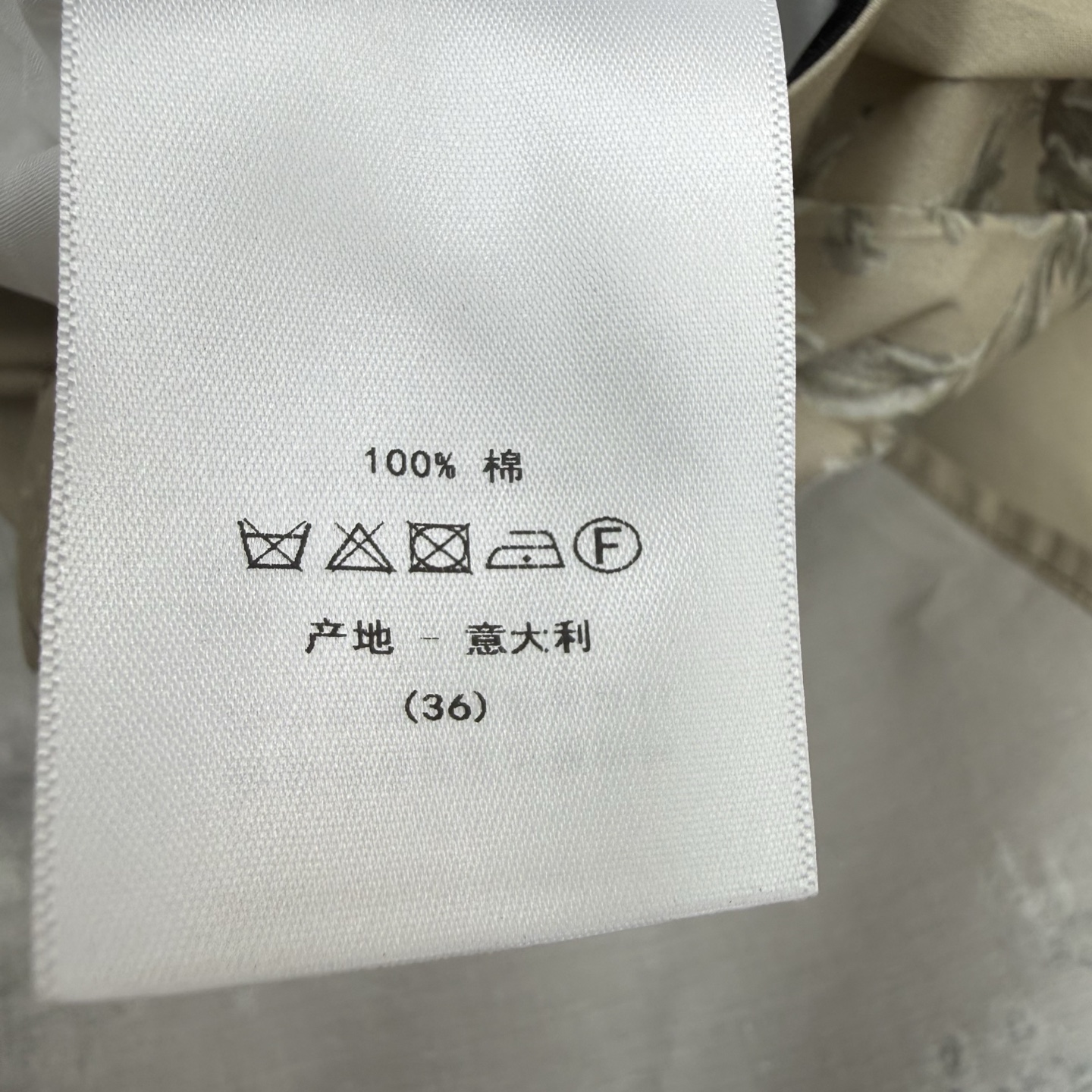 D家 26早秋新款 YB高腰印花半裙 采用棉质面料 轻薄透气 底色搭配雅致花鸟印花 复古韵味十足 腰部自
