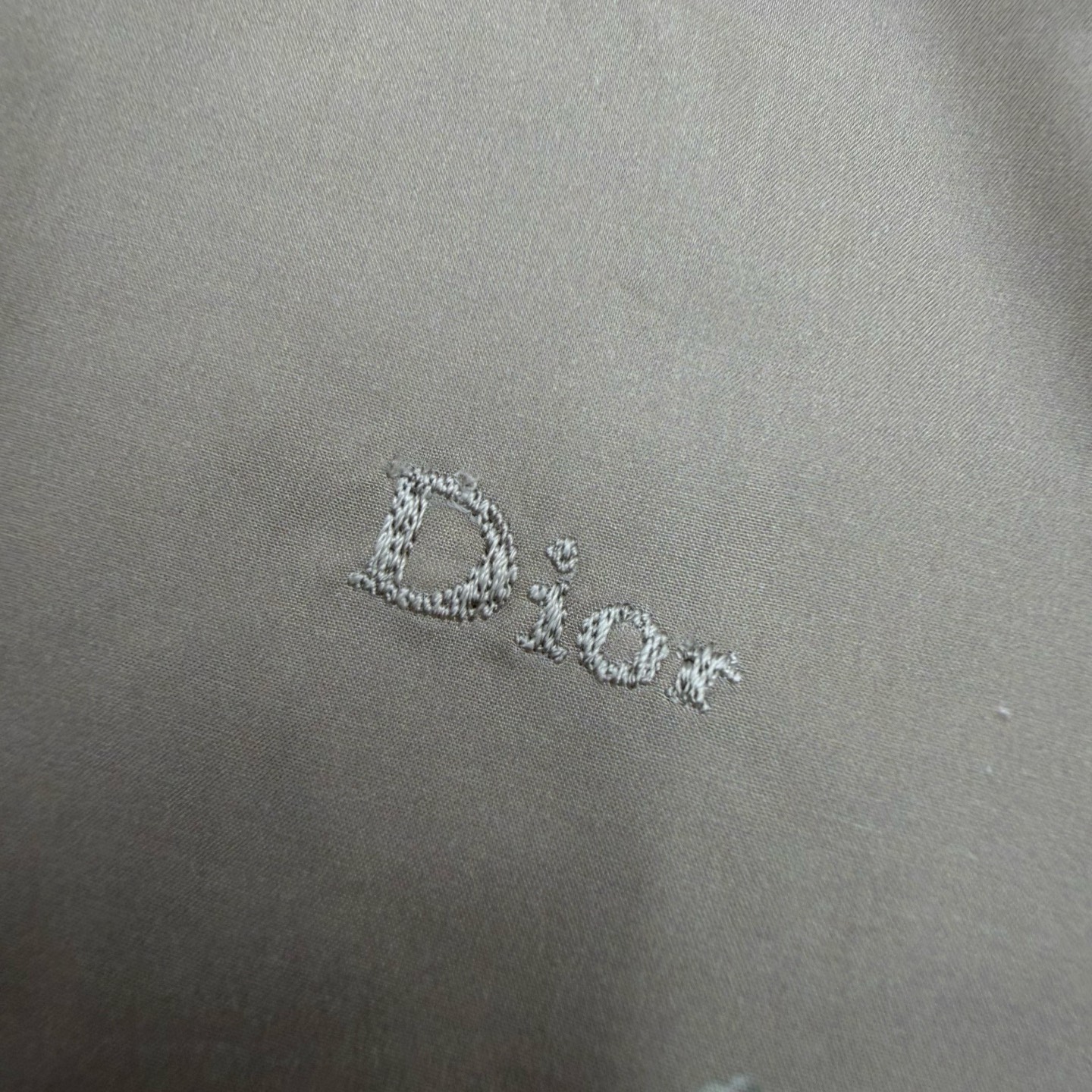 D家 26早秋新款 YB立领印花短袖衬衫 采用棉质面料 轻薄透气 底色氛围感拉满 精致黑边包边勾勒领口与