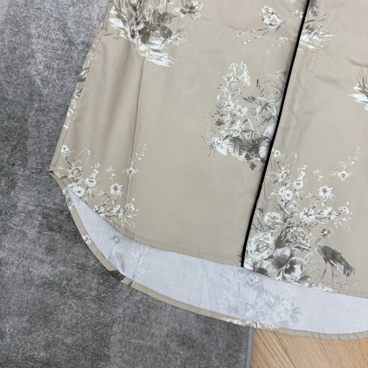 D家 26早秋新款 YB立领印花短袖衬衫 采用棉质面料 轻薄透气 底色氛围感拉满 精致黑边包边勾勒领口与