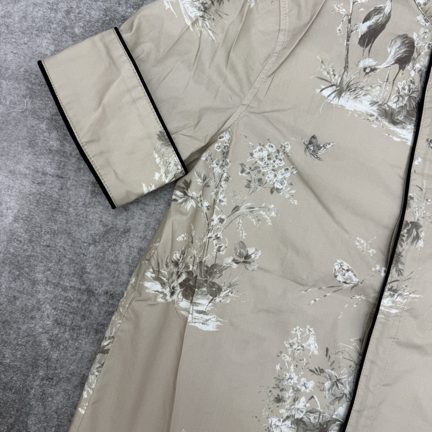 D家 26早秋新款 YB立领印花短袖衬衫 采用棉质面料 轻薄透气 底色氛围感拉满 精致黑边包边勾勒领口与