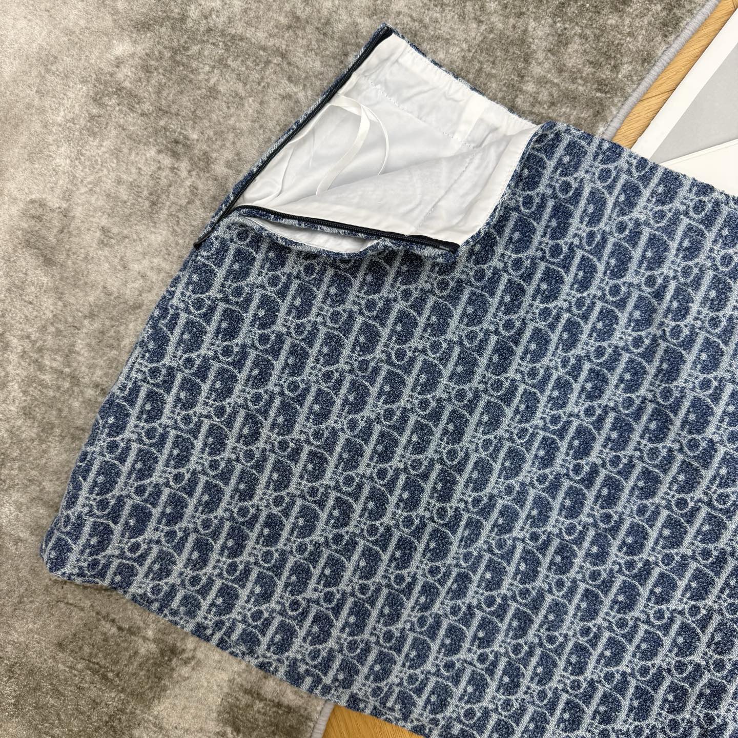 D家 26早秋新款 YB蓝色老花短裙 牛仔肌理棉质面料质感扎实 满印经典提花复古时髦 高腰版型拉长腿部线