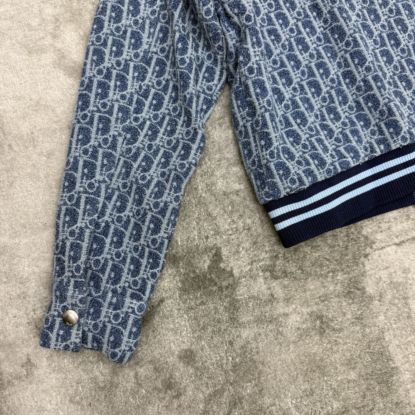 D家 26早秋新款 YB蓝色老花翻领夹克 牛仔质感面料棉质自带肌理感 辨识度拉满 利落翻领搭配居中金属拉