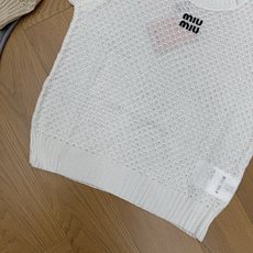 Miu家 26夏季新款 镂空小飞袖针织短袖,透气网眼镂空针织面料,轻薄不闷,自带空气感,夏日单穿清爽不粘 Miu家 26夏季新款 镂空小飞袖针织短袖,透气网眼镂空针织面料,轻薄不闷,自带空气感,夏日单穿清爽不粘