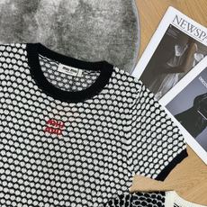 Miu家26夏季新款 网格镂空针织短袖|经典黑白双色百搭款✨肌理网格镂空针织面料,自带透气网眼,夏日上身 Miu家26夏季新款 网格镂空针织短袖|经典黑白双色百搭款✨肌理网格镂空针织面料,自带透气网眼,夏日上身