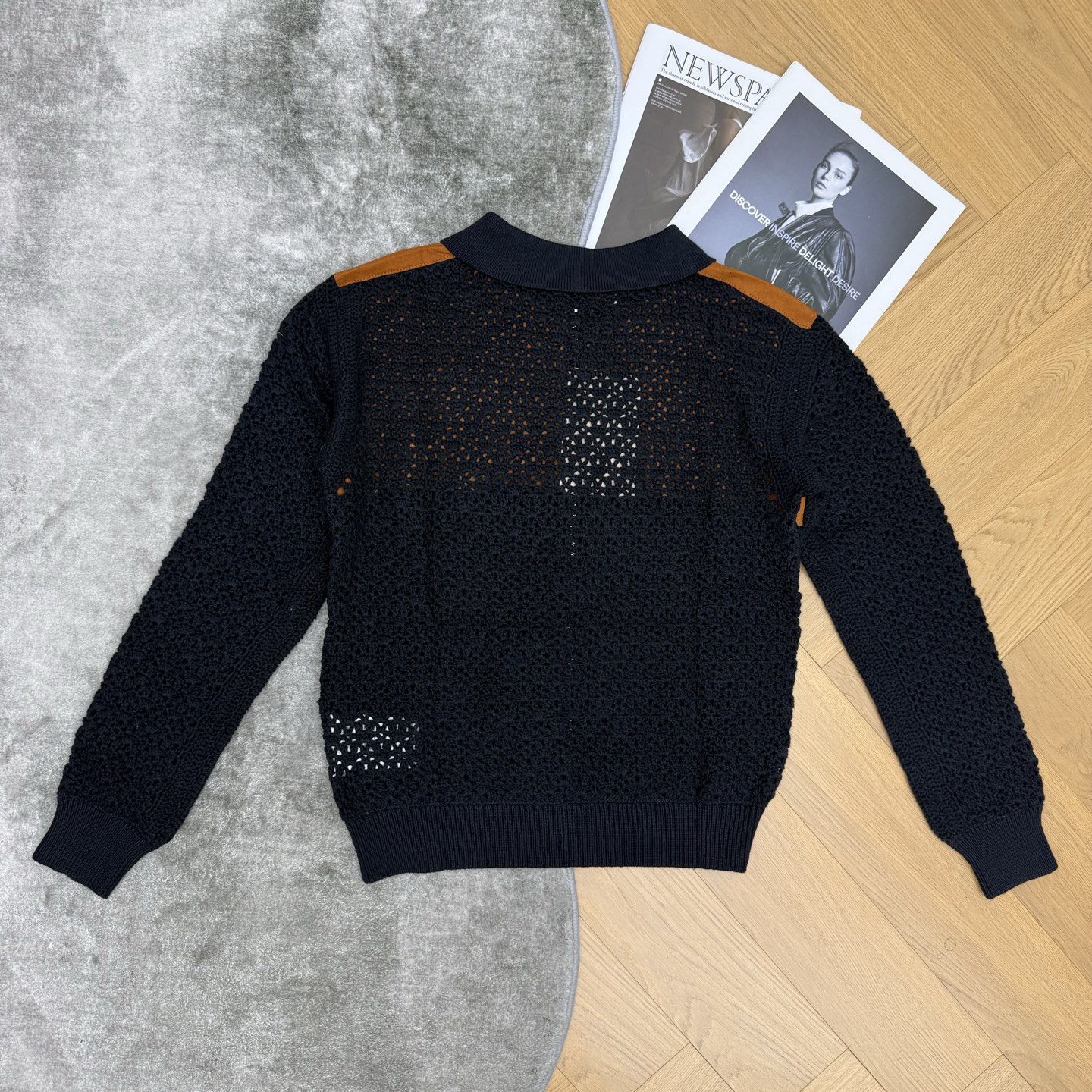 Miu家 26春夏新款 撞色拼接镂空针织夹克｜前后双质感设计太出圈✨正面领口胸口拼接焦糖麂皮面料，复古暖