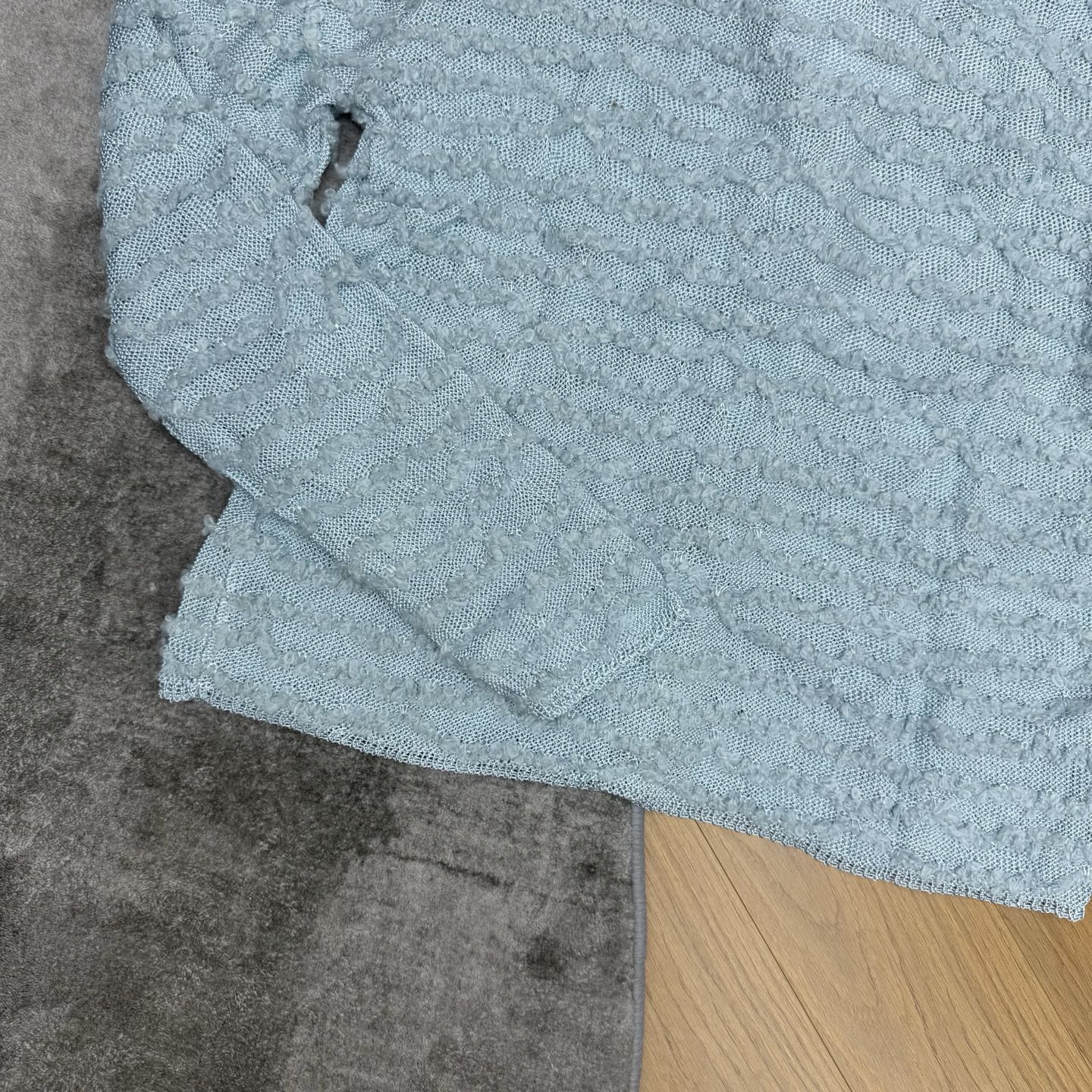 小香家 26春夏新款 肌理感圆领针织小开衫，整件立体褶皱肌理针织，软糯亲肤，自带蓬松柔和质感，不会显臃肿