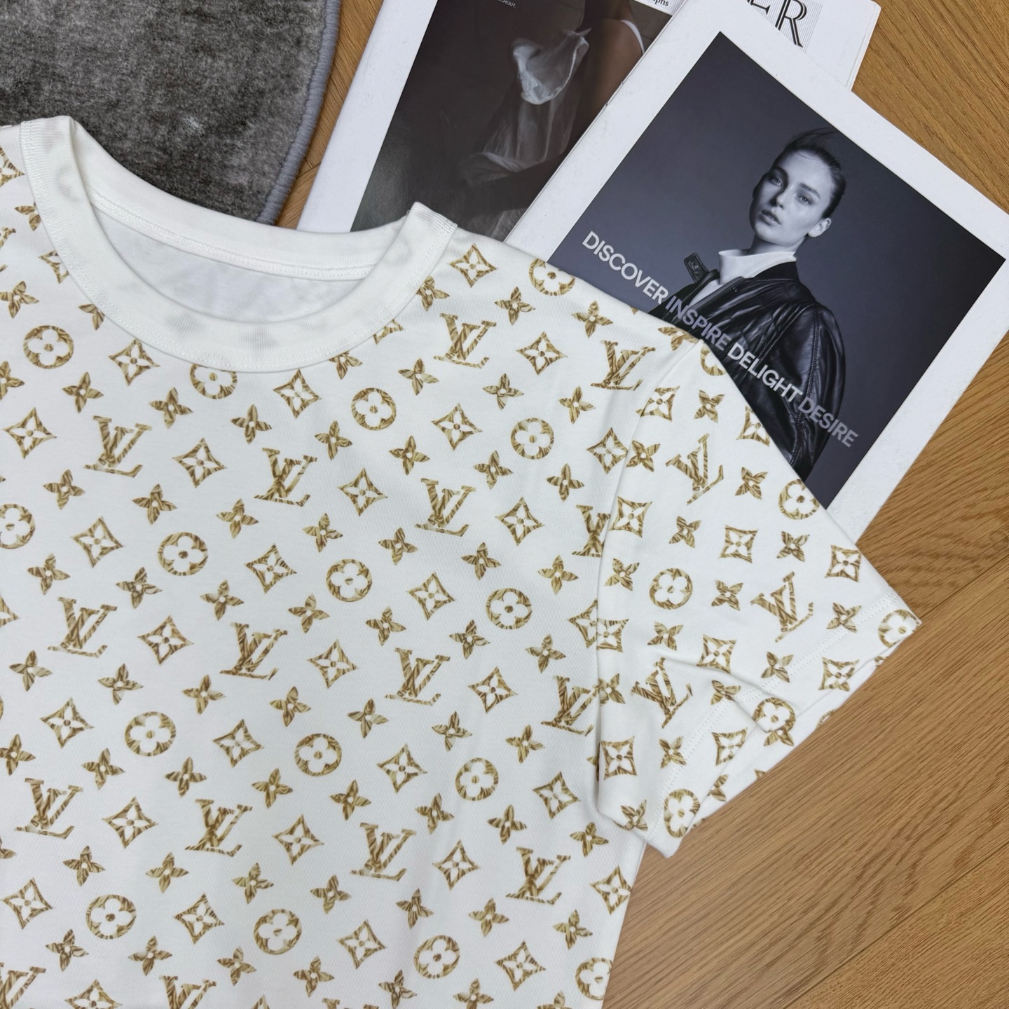 L家 26早秋新款 老花短袖T恤 采用高品质棉质面料 透气舒适 满身复古金色老花满印 精致又有辨识度 短