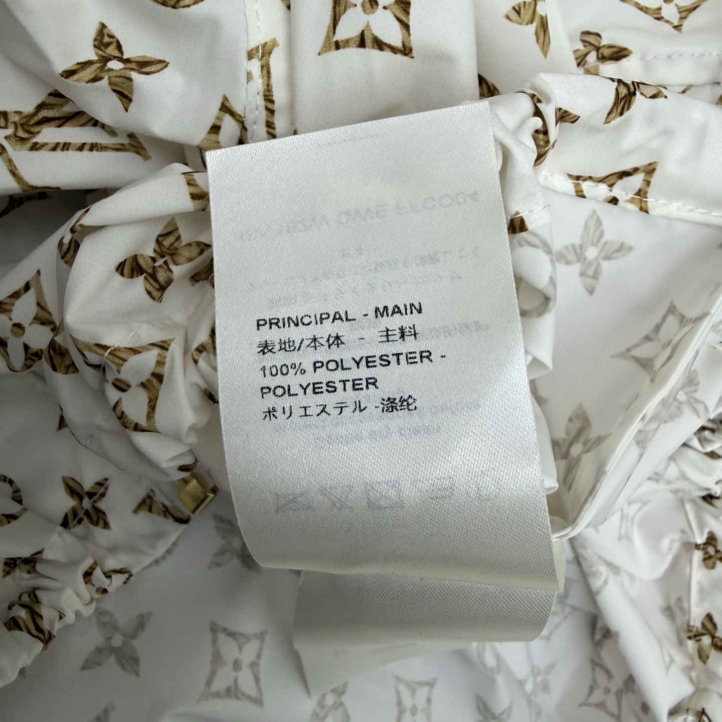L家 26早秋新款 短款连帽老花防晒外套 轻薄透气面料清爽不闷 白底搭配经典金色满印logo 辨识度拉满
