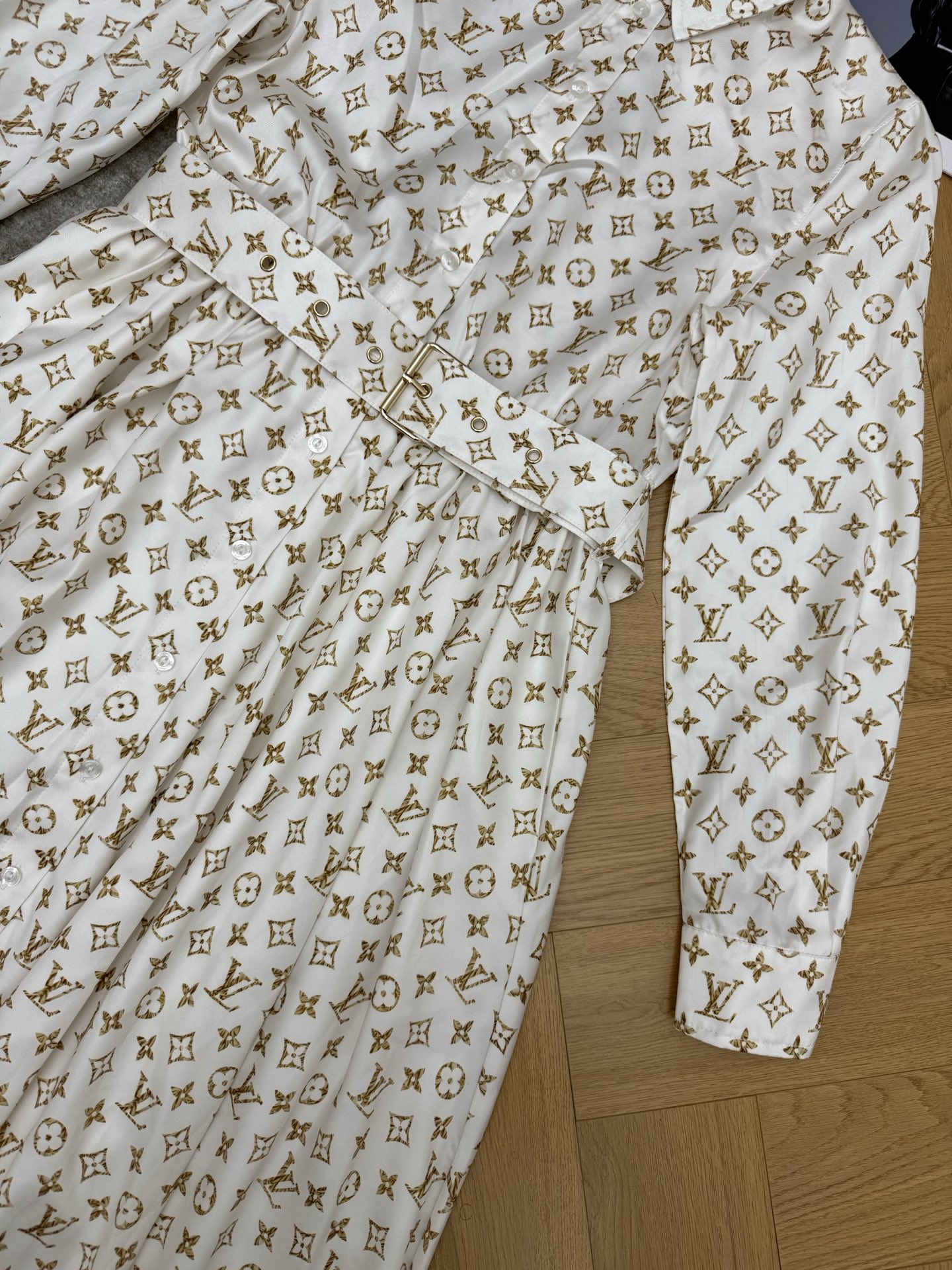 L家 26早秋新款 老花长袖衬衫裙 垂顺滑面料 自带柔和光泽 白底复古老花印花雅致耐看 全开襟单排纽扣设