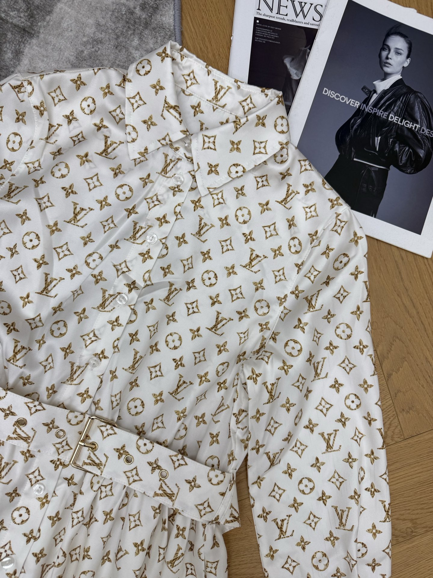L家 26早秋新款 老花长袖衬衫裙 垂顺滑面料 自带柔和光泽 白底复古老花印花雅致耐看 全开襟单排纽扣设