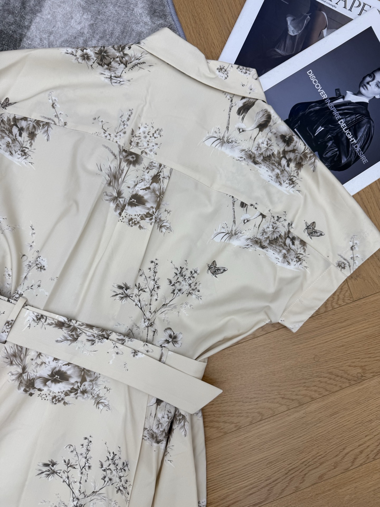 D家 2026早秋新款 水墨花鸟印花衬式连衣裙 新中式水墨花鸟印花连衣裙 将东方雅致意境融入简约衬衫版型