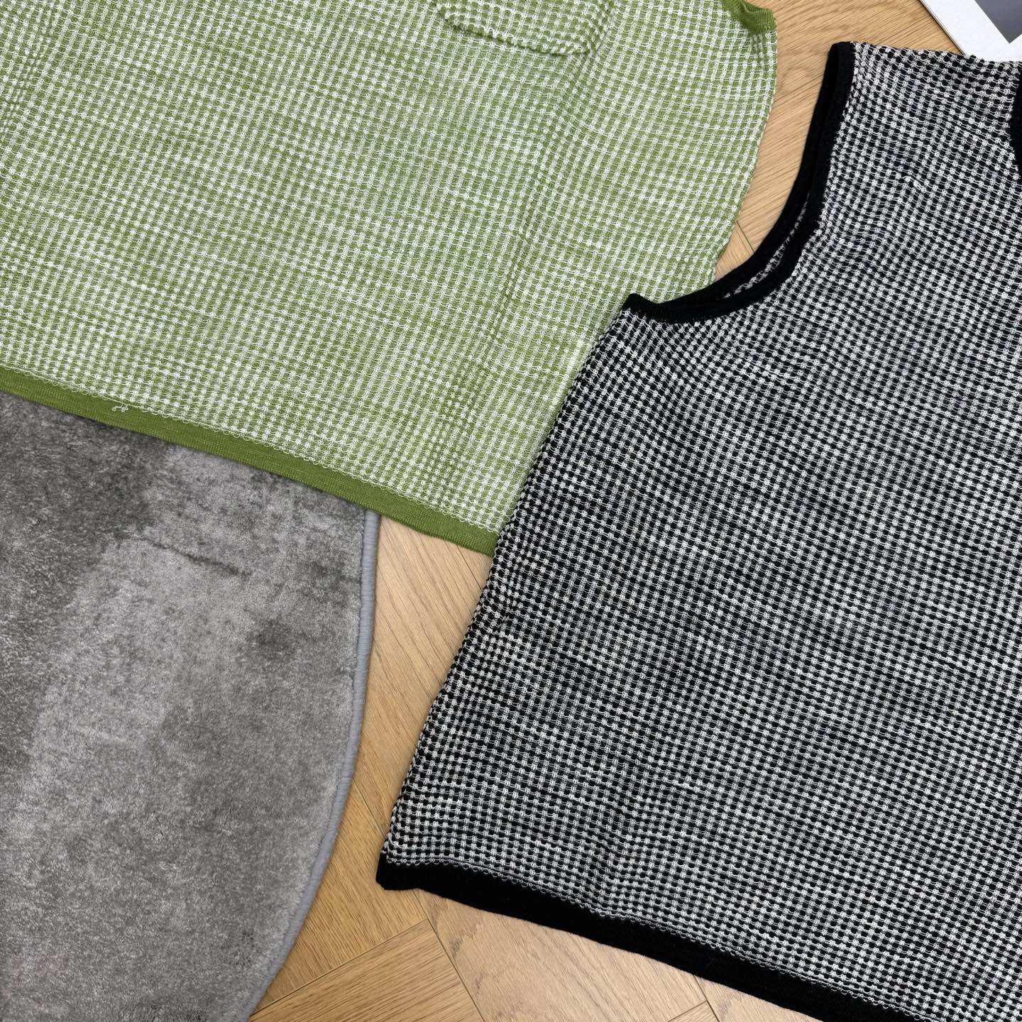 小香家 26夏季新款 口袋双C刺绣格纹针织背心 轻薄透气针织面料 亲肤不闷 经典细格纹撞色包边设计 宽松