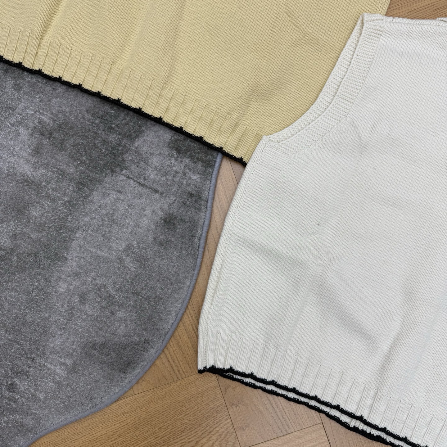 小香家 26夏季新款 翻领镂空针织马甲 柔软透气针织面料 清爽不闷 爱心镂空肌理设计 翻领+爱心形扣门襟