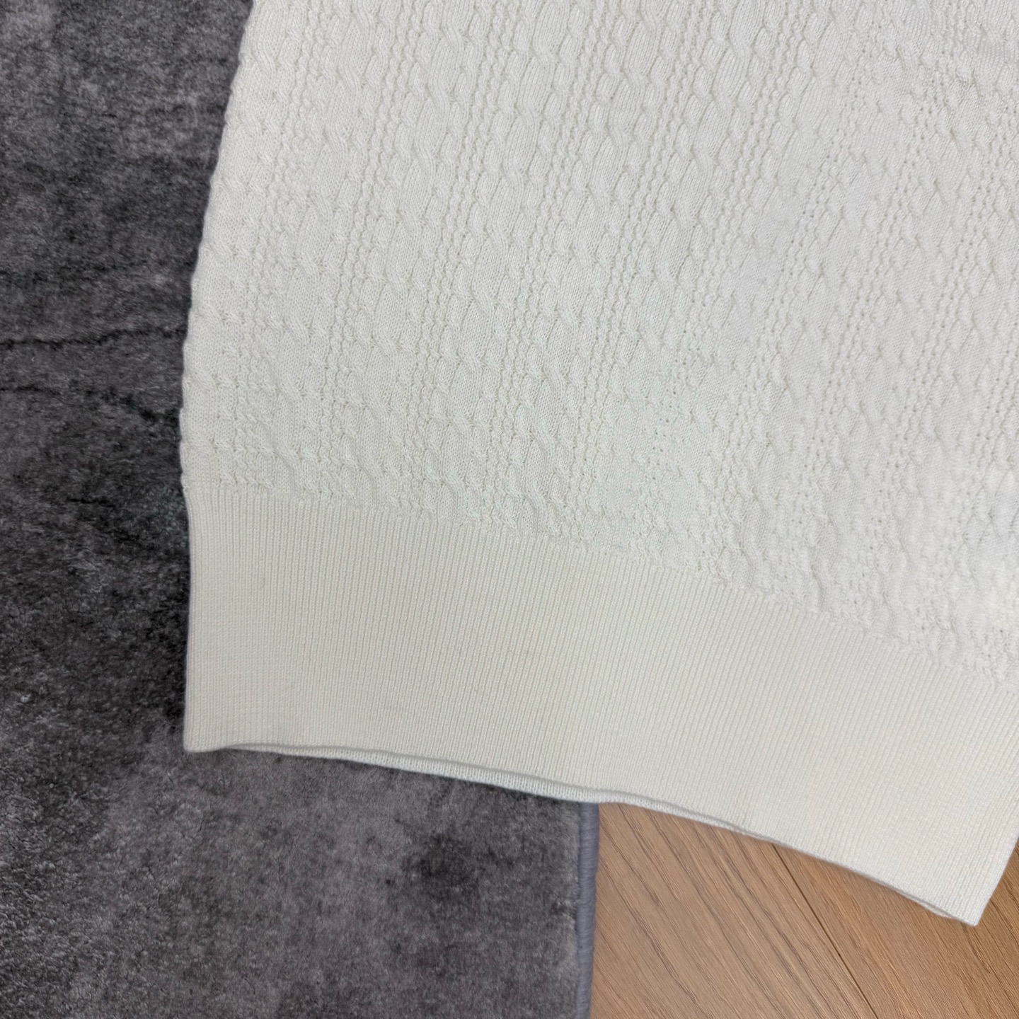 Miu家 26夏季新款 撞色条纹U领针织马甲 透气立体肌理针织面料 清爽亲肤 黑白撞色条纹包边设计 合身