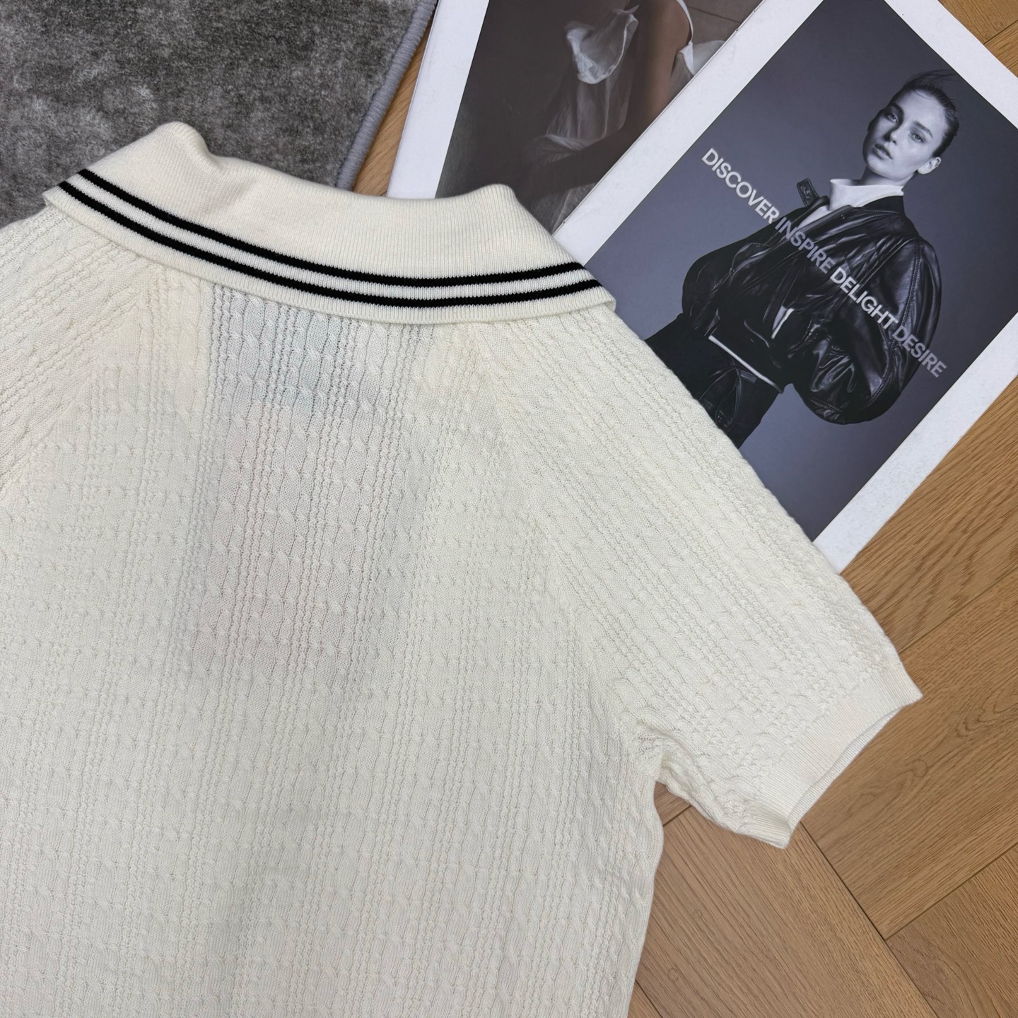 Miu家 26夏季新款 翻领肌理针织短袖 透气立体绞花针织面料 柔软清爽 海军风双黑条纹翻领V型门襟设计