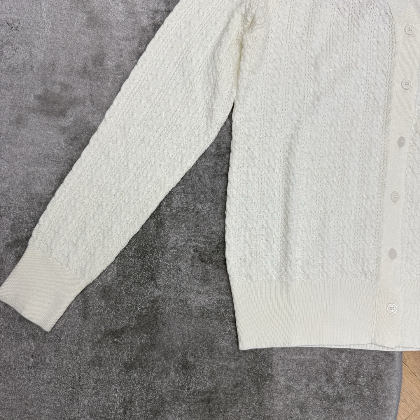 Miu家 26夏季新款 翻领肌理针织长袖开衫 透气立体绞花针织面料 柔软清爽 海军风双黑条纹翻领V型门襟