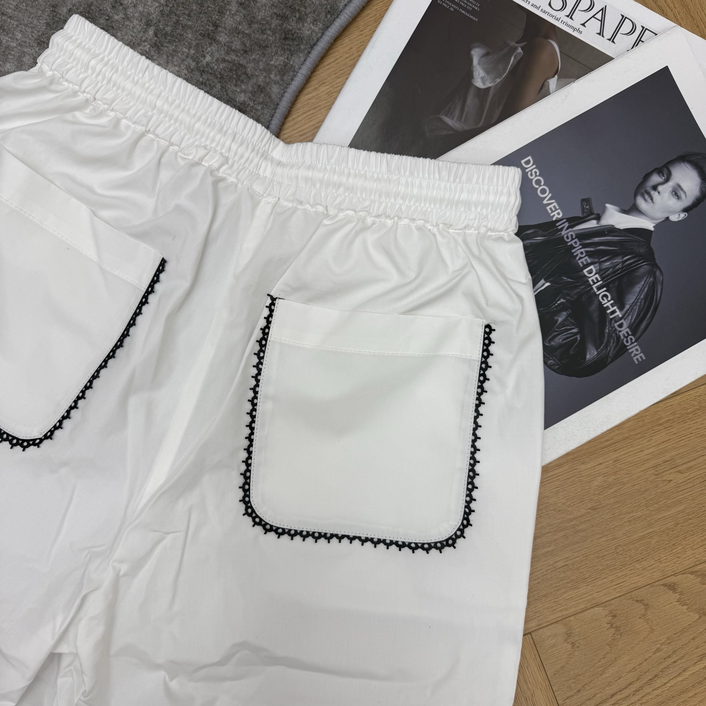 L家 26早秋新款 白色高腰抽绳短裤 采用高品质棉面料 松紧腰头搭配系带设计 包容各种腰围 口袋与裤脚环