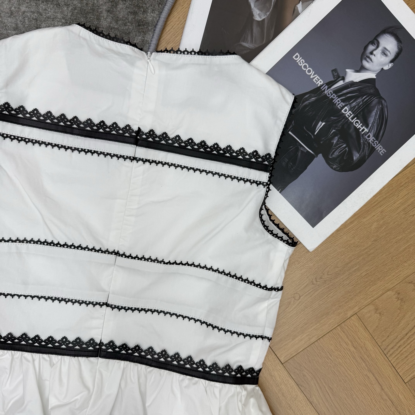 L家 26早秋新款 撞色无袖上衣 采用高品质棉面料 挺括有型 利落方领搭配细密黑色花边设计 层层横向黑色